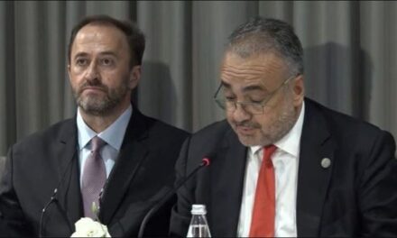 “Greqia ndalon çamët të kërkojnë pronat, a s’është shkelje e të drejtave të njeriut?”, gazetari zë ngushtë avokatët që erdhën për Belerin