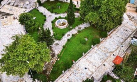 A do të vij Mitsotakis në inagurimin e sheshit që mban emrin e babait të tij në Derviçan?