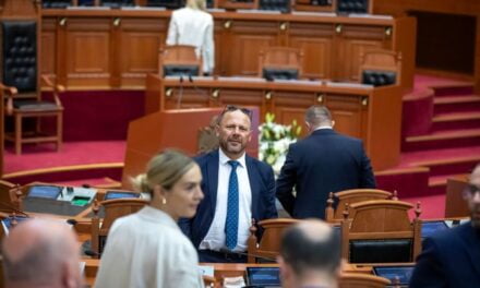 Shtohen kolegët e filozof Nardit në Kuvend: xhevahiret e dy deputetëve të Foltores për pensionet