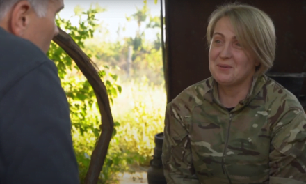 “E pathyeshmja” e Ukrainës, nëna e tre fëmijëve me armë në duar në frontin e luftës