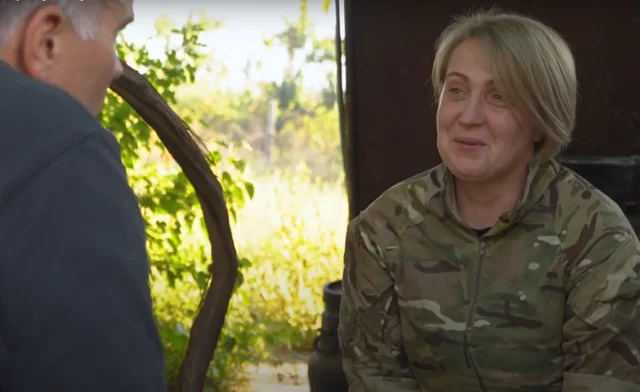 “E pathyeshmja” e Ukrainës, nëna e tre fëmijëve me armë në duar në frontin e luftës