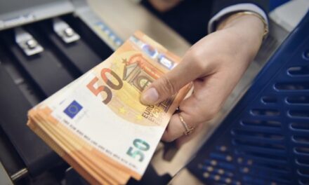 “Lumë” eurosh në bankat shqiptare, depozitat rekord