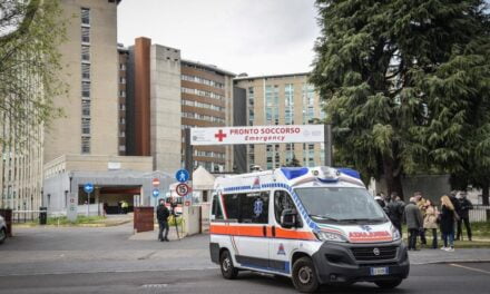 Po ndiqte të burgosurin që u hodh nga dritarja e spitalit, oficeri rrëzohet dhe përfundon në koma