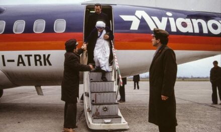 Kur Nënë Tereza zbriti në Rinas në vitin 1989 “…për të puthur tokën shqiptare përpara se të vdesë”