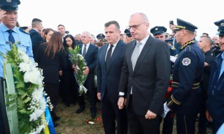 Balla dhe Igli Hasani në varrimin e policit të vrarë në Kosovë: Përulje e nderim për Afrim Bunjakun