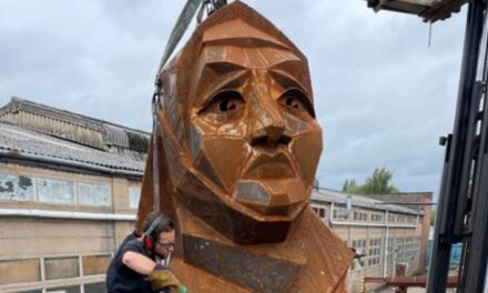 Peshon një ton dhe është 5 metra e lartë, skulptura e parë e një gruaje të mbuluar do vendoset në Londër