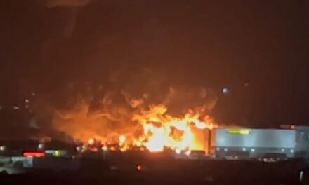 Zjarri në fabrikën e bojrave/ Bllokohet autostrada Durrës-Tiranë, qarkullohet vetëm nga rruga e vjetër