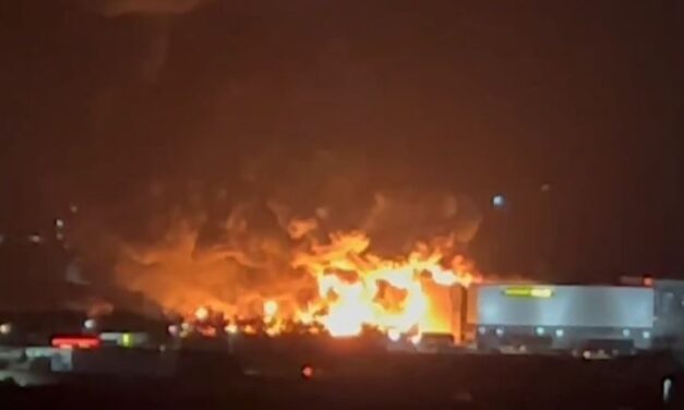 Zjarri në fabrikën e bojrave/ Bllokohet autostrada Durrës-Tiranë, qarkullohet vetëm nga rruga e vjetër