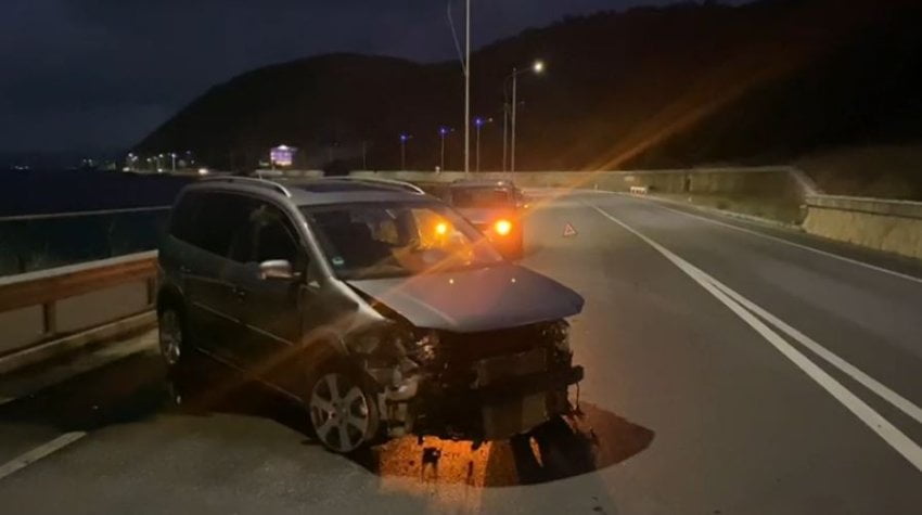 Aksident pranë Pogradecit, një automjet përplaset me trafikndarësen në fshatin Lin