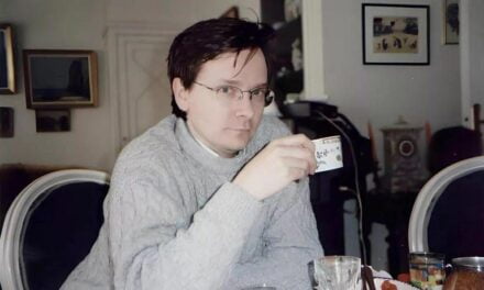 Ky është mësuesi Dominique Bernard.