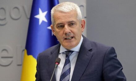 Sveçla: Armatimi i konfiskuar në veri, sinjal për nivelin e përgatitjeve të sulmeve nga Serbia