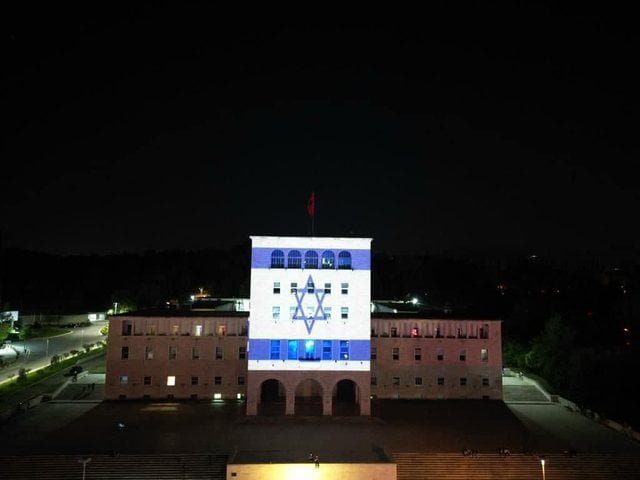 Tirana solidarizohet me viktimat në Izrael: Flamuri bardh e blu në godinën e Universitetit