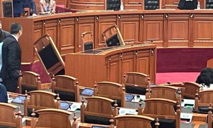 Kaos në Kuvend, deputetët e grupimit Berisha-Bardhi zënë karriget e ministrave dhe nuk lejojnë të nisë seanca plenare