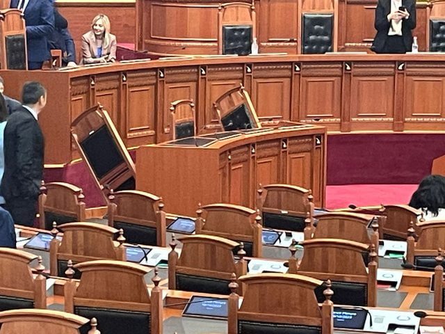 Kaos në Kuvend, deputetët e grupimit Berisha-Bardhi zënë karriget e ministrave dhe nuk lejojnë të nisë seanca plenare