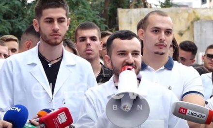 Studentët e mjekësisë vijojnë protestat kundër ligjit që “u mban peng” diplomën