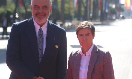 Ana Brnabiç bojkoton foton zyrtare të liderëve në Samitin e Procesit të Berlinit, del vetëm për të parë vallet