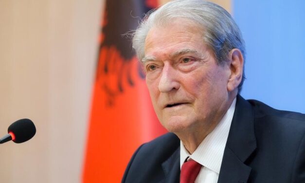 Lajmi i Fundit/ Policia shkon edhe tek shtëpia e Berishës