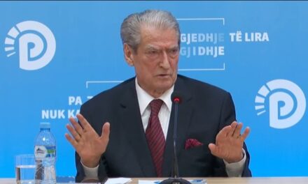 Numri dy i qeverisë italiane e telefon dhe e kritikon ashpër! Berisha tërhiqet nga protesta për marrëveshjen për emigrantët