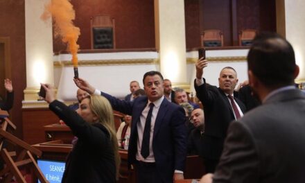 I vunë flakën Kuvendit, zbardhen emrat e 5 deputetëve të opozitës për të cilët PS kërkon masë ndëshkimore