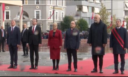 111-vjetori i Pavarësisë ‘bashkon’ Ramën dhe Kurtin, zhvillohet ceremonia e ngritjes së flamurit në Vlorë