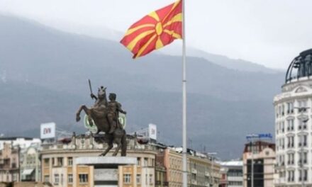 Vendoset kryqi 15 metra i lartë në Tetovë, reagojnë të revoltuara partitë politike shqiptare