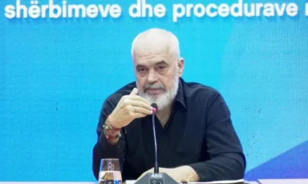 Gjykata Kushtetuese vendosi pezullimin ligjit per studnetet e mjekësisue deri në një vendim përfundimtar mbi kushtetutshmërinë e tij.