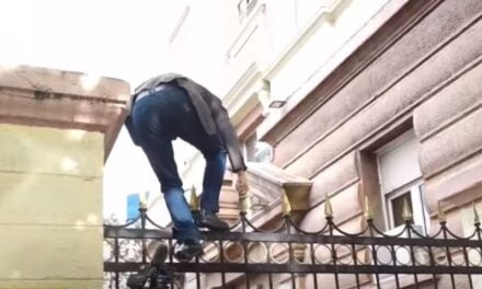 FOTO LAJM: Garda u mbylli dyert e Kryesisë, Flamur Noka ngjitet nga kangjellat