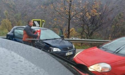 Ishin nisur nga Maqedonia e Veriut për festën e Pavarësisë, autobusi me nxënës përplaset me një makinë në Librazhd
