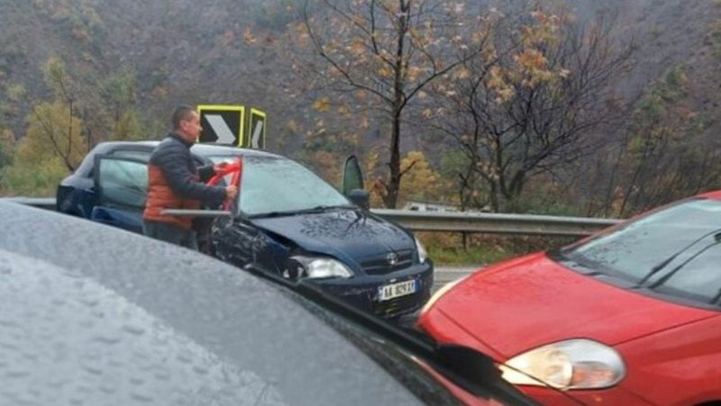 Ishin nisur nga Maqedonia e Veriut për festën e Pavarësisë, autobusi me nxënës përplaset me një makinë në Librazhd