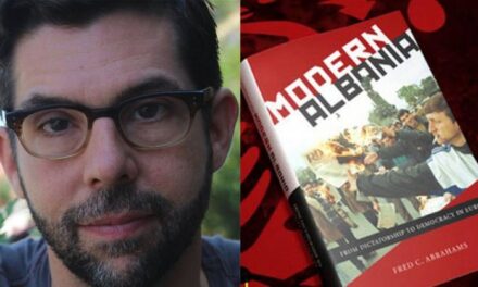 Rrëfimi i shkrimtarit amerikan: Ku u fsheh Fatos Nano në 14 shtator pasi turma e armatosur e Berishës sulmoi Kryeministrinë