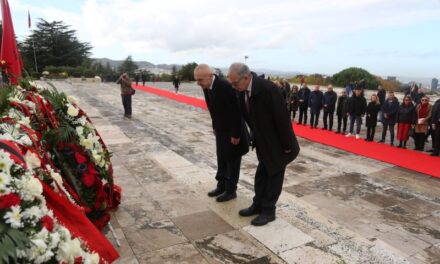 Ilir Meta homazhe për ditën e Çlirimit, portali i familjes Berisha e quan skandal përkujtimin e kësaj dite