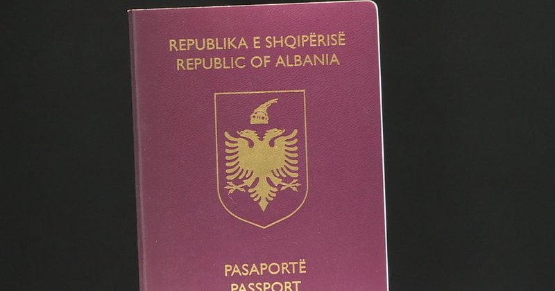 Shtohen shqiptarët që lënë shtetësinë, dyfishohen të huajt me pasaportë shqiptare