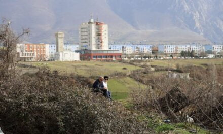 Media britanike: Qyteti fantazmë shqiptar ku të rinjtë dynden në Angli