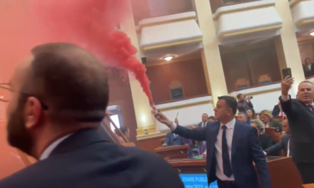 Flakë, tensione dhe tymuese: Mbyllet për 5 minuta seanca plenare më e rëndësishme e vitit