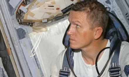 Vdes komandanti i parë që fluturoi rreth Hënës