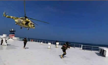 Sulmohen dy anije luftarake amerikane në Detin e Kuq