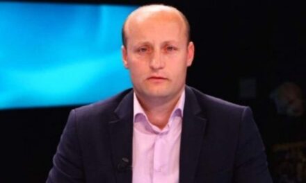 SPAK merr në pyetje gazetarin Elton Qyno! Dyshohet se i kërkon të tregojë burimin e informacionit! Agjentët e BKH i kontrollojnë banesën