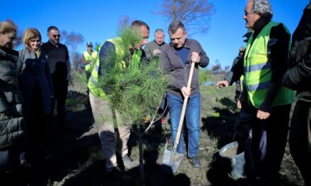 Një ditë para protestës së opozitës, Balla shfaqet në krah të Agron Dukës në Fier