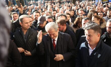 Deputetët e Gaz Bardhit bojkotojnë protesën e Berishës