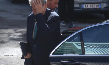 Ish-këshilltari i PD kritikon Berishën: Partitë politike nuk bëjnë mosbindje civile, nuk është kjo detyrë e tyre! Kë ke nga mbrapa? Një mijë vetë?!