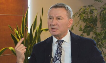 Fjalimi i Argita Malltezit? Fatbardh Kadilli: As Enxher Hoxha nuk vuri fëmijët në krye siç bën Berisha