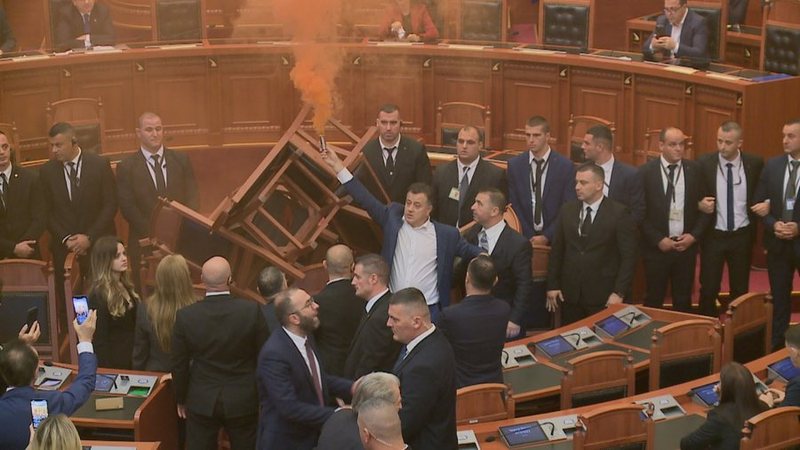 Tymuese e karrige të përmbysura! Rithemelimi vijon të “paralizojë” seancat plenare, zgjat vetëm 14 minuta
