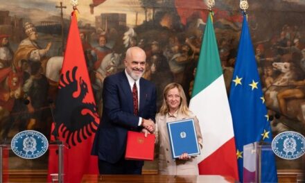 Gjykata Kushtetuese vendos shqyrtimin e marrëveshjes Rama-Meloni për refugjatët më 18 janar 2024. Vendimi pezullon votimin nesër në Kuvend.