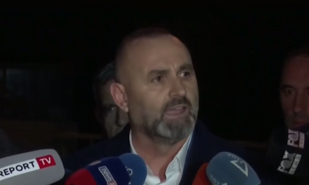 Vrasja brenda burgut, Ulsi Manja replika me gazetarët: Familjarët e të dënuarve të qetësohen! Situata nën kontroll