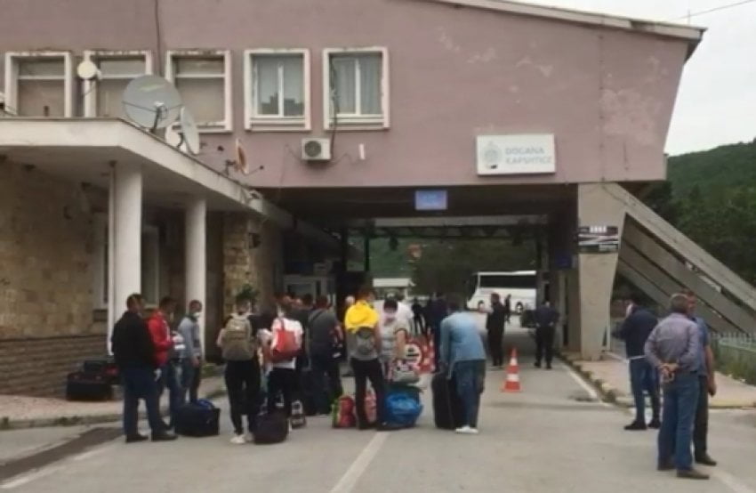 Emigrantët kthehen për festat e fundvitit në atdhe, ja sa qytetarë hynë në 24 orët e fundit në Kapshticë