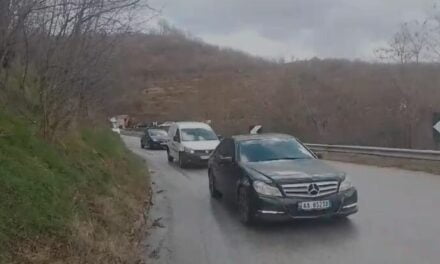 Aksident në aksin nacional Korçë-Pogradec, radhë të gjata trafiku
