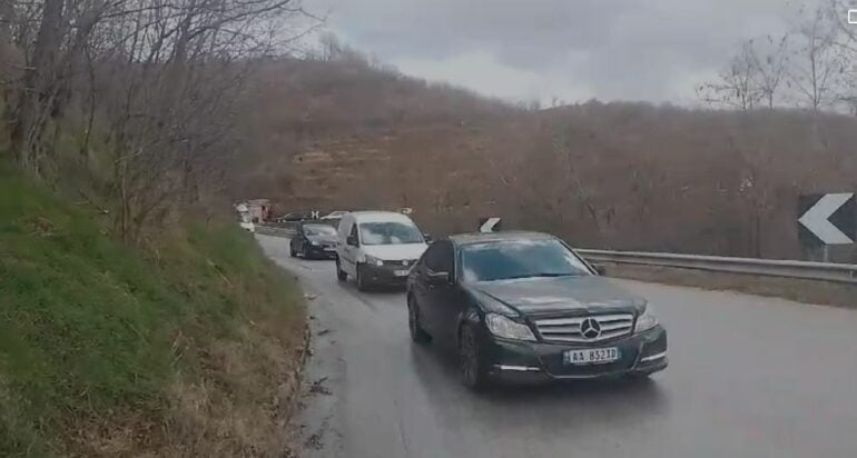 Aksident në aksin nacional Korçë-Pogradec, radhë të gjata trafiku