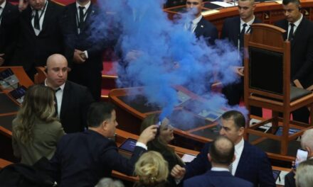 Balla ironi me opozitën ‘me shumë koka’: Uroj të mos ngrenë komision hetimor për veten e vet