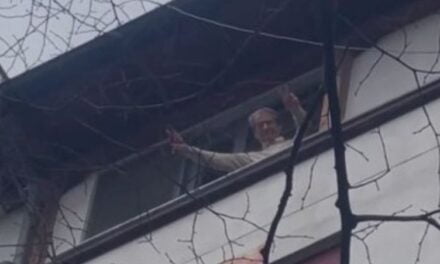 Berisha në arrest shtëpie mban fjalim nga dritarja, avokati: Shkelje ligjore! Ja kur prokurori mund të kërkojë arrest me burg