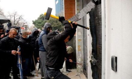 Dhuna në selinë e PD dy vite më parë, Açka: Mbështetësit e Berishës të kërkojnë ndjesë, specialistët e flakës dhe dhunës na flasin për demokraci